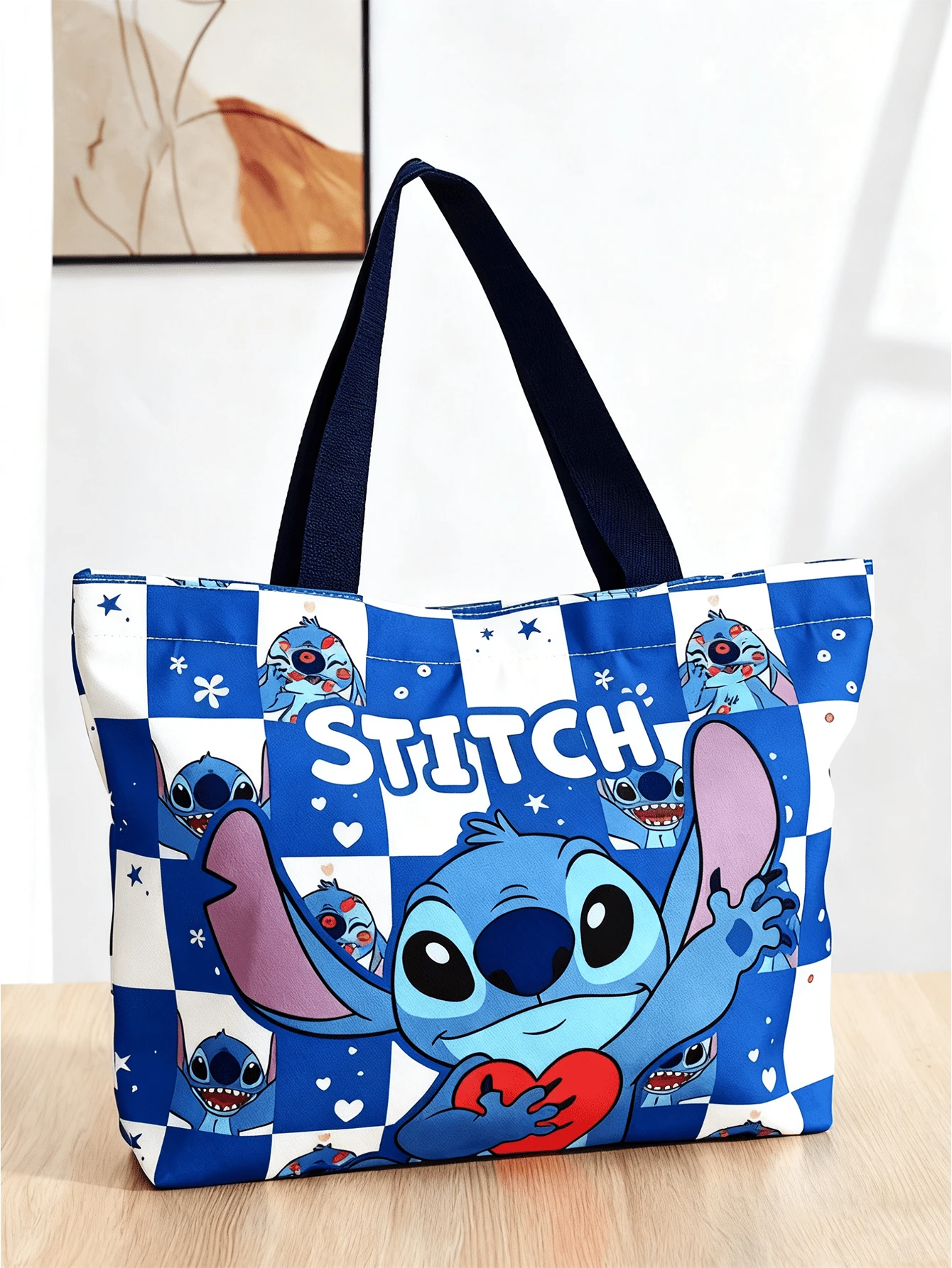 30x42cm Grand sac fourre-tout en canevas durable, motif à carreaux bleu et blanc avec texte blanc "STITCH", graphiques de dessin animé mignon de Stitch et détail de Stitch étreignant un cœur rouge, poignées solides bleu marine. Intérieur spacieux convenant pour un usage quotidien, les courses, la plage, la piscine et plus, léger et portable. - Plaid bleu et blanc - Voir 1
