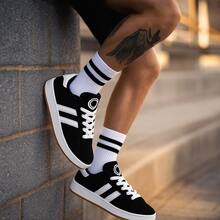 Sneakers For A Casual Urban Look With A Timeless And Practical Street Style. - 黑色 - 查看 5