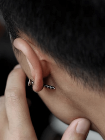 1 par de aretes de perforación de oreja de acero inoxidable con diseño de tornillo punk, novedad de Halloween