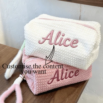 Bolsa de maquillaje/lavado de peluche rosa y blanco personalizada, con nombre/iniciales personalizables, especialmente adecuada para regalos de Navidad, regalos de damas de honor, portátil, de gran capacidad, artículo de almacenamiento para viajes