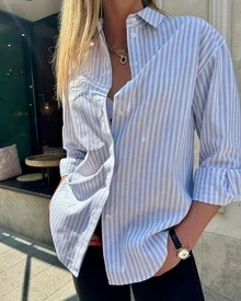 QueenCloset 女士夏季蓝白条纹衬衫，宽松中长款上衣，休闲通勤防晒上衣，适合办公室和日常穿着 - 藍白色 - 查看 8