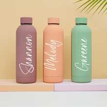 Botella de agua personalizada de acero inoxidable, botella personalizada, botella personalizada, regalos para damas de honor, vaso personalizado, botella aislada, botellas de agua, botella de agua con monograma, botella de agua personalizada, botellas de agua a granel, botellas personalizadas, regalo para dama de honor, vaso de agua personal, taza de agua deportiva, botella, regalo para la fiesta nupcial, regalo para maestro, diseño elegante - Personalización de texto horizontal - Ver 4