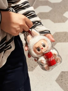 Vỏ trong suốt LABUBU, Phiên bản Coca-Cola tư thế ngồi, Thiết kế hoạt hình đáng yêu với chủ đề Coca-Cola, Vỏ trong suốt bền, Kích thước nhỏ gọn tiện lợi, Móc khóa hoặc phụ kiện túi độc đáo, Món quà lý tưởng cho người hâm mộ Coca-Cola và những người đam mê thời trang, Hoàn hảo để sử dụng hàng ngày và những dịp đặc biệt - Vỏ bảo vệ Coca-Cola vị trí ngồi - Xem 3