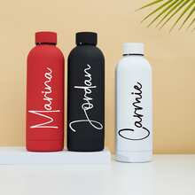 Botella de agua personalizada de acero inoxidable, botella personalizada, botella personalizada, regalos para damas de honor, vaso personalizado, botella aislada, botellas de agua, botella de agua con monograma, botella de agua personalizada, botellas de agua a granel, botellas personalizadas, regalo para dama de honor, vaso de agua personal, taza de agua deportiva, botella, regalo para la fiesta nupcial, regalo para maestro, diseño elegante - Personalización de texto horizontal - Ver 5