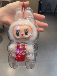 Vỏ trong suốt LABUBU, Phiên bản Coca-Cola tư thế ngồi, Thiết kế hoạt hình đáng yêu với chủ đề Coca-Cola, Vỏ trong suốt bền, Kích thước nhỏ gọn tiện lợi, Móc khóa hoặc phụ kiện túi độc đáo, Món quà lý tưởng cho người hâm mộ Coca-Cola và những người đam mê thời trang, Hoàn hảo để sử dụng hàng ngày và những dịp đặc biệt - Vỏ bảo vệ Coca-Cola vị trí ngồi - Xem 5