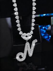 CVNANA قلادة سلسلة مربوطة مزخرفة مليئة بالألماس للرجال والنساء، قلادة حرف الهيب هوب لشفة الشفاه المزخرفة، هدية مجوهرات للفتيات.