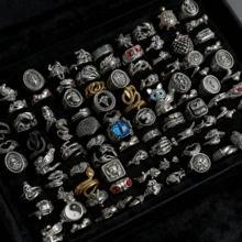 Set de 10/20 piezas de anillos de estilo vintage punk gótico para hombres y mujeres. Los diseños incluyen ojo grande, garra, búho, serpiente, rana, pluma de cocodrilo, corazón. Adecuado para festivales, fiestas, amigos, bares, discotecas, motocicletas, accesorios diarios. - Mezcla de anillos estilo punk retro - Ver 9
