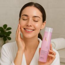 Agua Micelar Facial Antiedad Essential 180 ml | Limpieza facial profunda, suave e hidratante | Desmaquillante facial con vitaminas, colágeno y extractos naturales | Fórmula avanzada rejuvenecedora con acción antioxidante que ayuda a reducir líneas de expresión y signos de envejecimiento | Elimina maquillaje, impurezas y exceso de grasa sin resecar ni irritar | Agua micelar con efecto rejuvenecedor, tonificante y revitalizante para todo tipo de piel | Ideal para rutina diaria de skincare, antes del maquillaje o como paso final de limpieza nocturna | Uso facial, ojos y labios | Textura ligera, sin alcohol, sin parabenos, dermatológicamente probada | Agua micelar desmaquillante antiedad para mujeres que buscan una piel más fresca, luminosa y saludable. - transparente - Ver 4