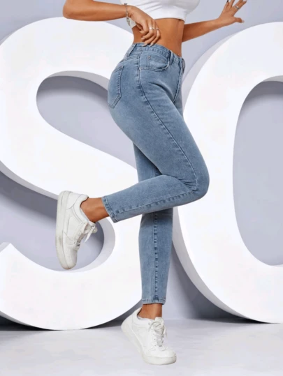 Vaqueros ajustados de mujer, de lavado claro y elegantes, con cierre de botón y cremallera y bolsillos funcionales.