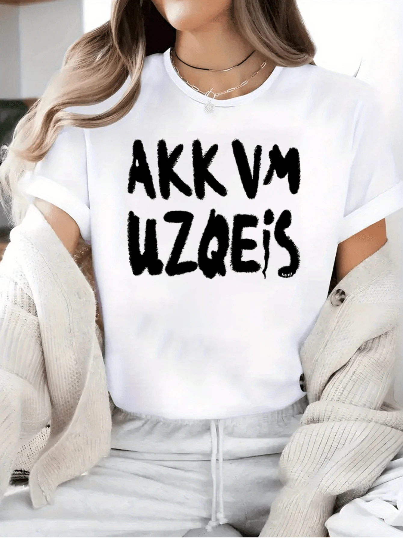 Camiseta AKKVM UZQEIS con letras artísticas, Camiseta casual de manga corta de algodón puro y suave, 220 gramos por metro cuadrado - Blanco - Ver 1
