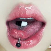 黑白胶囊亚克力舌钉，钛钢舌环，小众欧美朋克风格