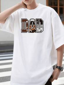 Estilo Deportivo Playera de Algodón para Hombre con Letra "DAD" Estilizada con Elementos de Fútbol Americano, Diseño Creativo y Detallado, Corte Relajado Ideal para Padres Apasionados por el Deporte, Perfecta para Día del Padre o Eventos Familiares, 220 g 100 % algodón, Cómoda, Resistente al Lavado y de Alta Calidad, Moda Familiar con Toque Humorístico - Blanco - Ver 1