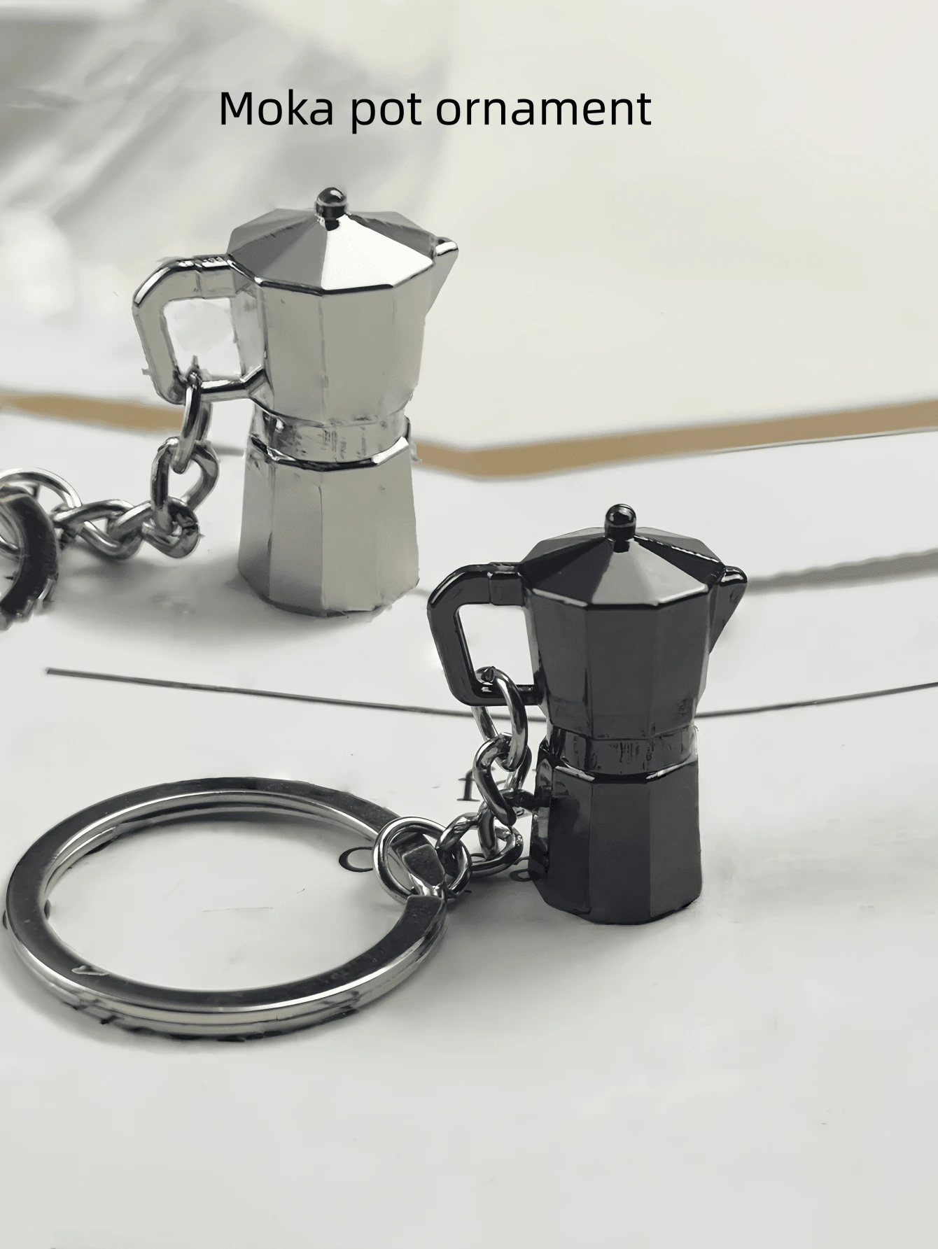 1 قطعة سلسلة مفاتيح إبداعية من سبيكة الزنك على شكل إبريق قهوة صغير، مناسبة للاستخدام اليومي وكهدايا أعياد الميلاد والأعياد، تعليقات للحقائب والسيارات والأصدقاء والأخوات والمعلمين