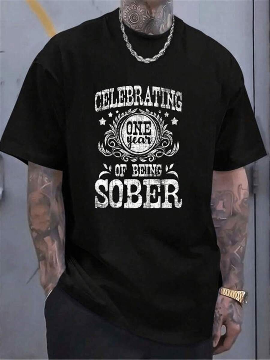 Camiseta estampada de cuello redondo y manga corta con texto "Celebrating One Year Of Being Sober", motivadora y de recuperación - Negro - Ver 1