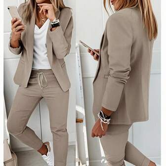 2-delat damkostymset: Kavaj med slagkrage och byxor med resår i midjan