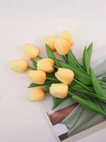 1个优雅的白色和金色手提包造型树脂花瓶，外观精致，非常适合在咖啡桌、梳妆台或卧室摆放鲜花。为现代家居装饰、房间装饰和圣诞礼物增添一抹亮丽色彩。