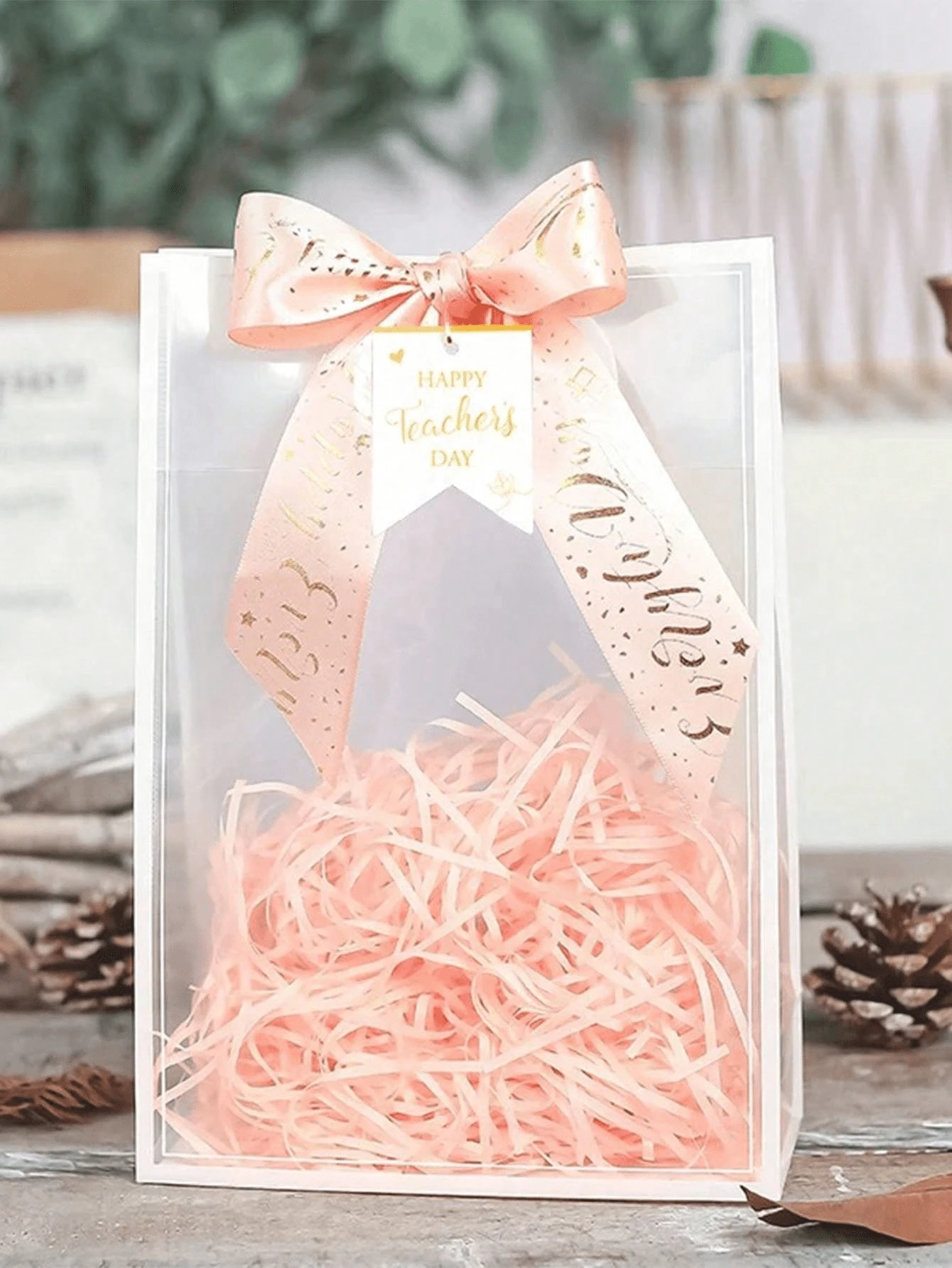 1个时尚透明手提礼品袋，PVC材质，适用于创意礼品、DIY项目和活动装饰，是艺术爱好者、工艺品展销会和节日送礼（复活节、圣诞节）的理想之选——激发您的送礼创意，是艺术家必备，也是送给工艺爱好者的完美礼物。#时尚礼品袋 #创意礼品 #DIY项目 #艺术爱好者 #工艺爱好者礼物 - 彩色 - 查看 1