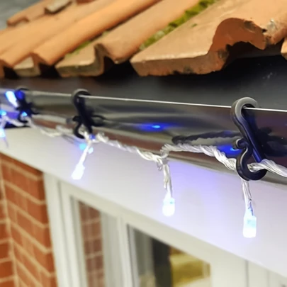 120pcs Christmas Decoration Hooks, Outdoor String Light Hooks, Suitable For Hanging From Drains/Roofs/Ropes, Installing String Lights, Cable Fixing, And Organizing Lighting Layouts. S-Shaped, Made Of ABS Plastic, Lightweight, Non-Self-Adhesive, No-Drill, UV-Resistant Plastic Material, Available In Black/Clear Colors. Christmas Light Hanging Set.