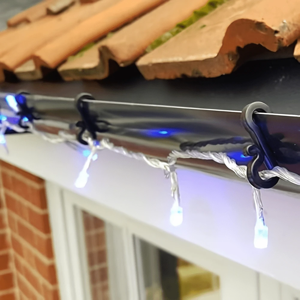 Conjunto de 120 ganchos para decoração de Natal, ideais para pendurar luzes de Natal em ralos, telhados e cordas, além de organizar cabos e outros elementos de iluminação. Em formato de S, feitos de plástico ABS, leves, não autoadesivos, sem necessidade de furar, resistentes aos raios UV e disponíveis nas cores preto e transparente.