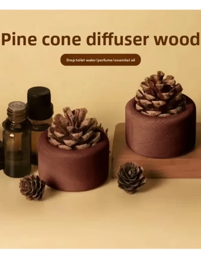 这款单包装香氛蜡烛散发着山毛榉木和松果的香气。它可以作为没有壁炉的家居装饰品、独特的车载空气清新剂，或时尚的北欧风格桌面摆件。