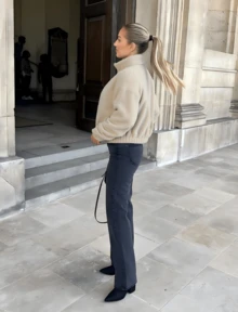 Áo khoác ngắn giả lông màu be, kiểu dáng giản dị, thoải mái dành cho nữ. - Màu be - Xem 5