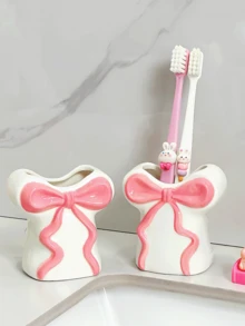 Hộp đựng bàn chải đánh răng bằng nhựa resin đáng yêu và được thiết kế sáng tạo này, với điểm nhấn là chiếc nơ ruy băng, có thể dùng để đựng bàn chải đánh răng, kem đánh răng và cọ trang điểm. Đây là một phụ kiện gia đình và phòng tắm vô cùng thiết thực, đồng thời cũng là một lựa chọn tuyệt vời cho quà tặng dịp lễ. - Nhiều màu - Xem 8
