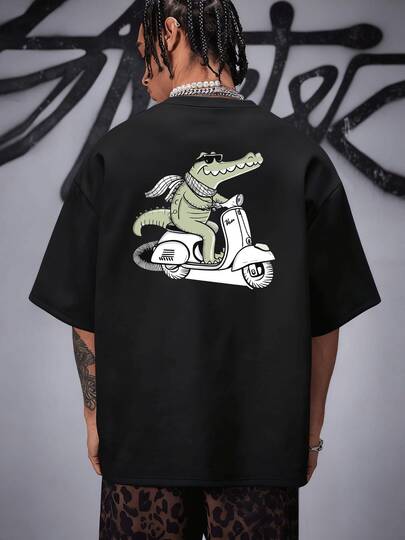 Un cocodrilo con gafas y pañuelo manejando una Vespa clásica simboliza libertad aventura carisma y el espíritu explorador perfecto para hombres que buscan expresar su audacia y personalidad única camiseta de hombre 100% algodón