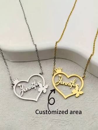 Este collar personalizado con forma de corazón presenta un diseño hermoso con corona y motivo de mariposa. Hecho de acero inoxidable, permite la personalización de tu nombre utilizando cualquiera de las 26 letras. Un regalo de Navidad perfecto para parejas o novias.