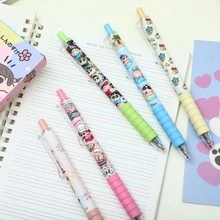 CRAYON SHINCHAN Bộ 5 bút chì màu hoạt hình mới ra mắt của Shin-Chan - Bút chì màu hoạt hình dễ thương, màu trung tính, với ruột bút khô nhanh 0.5mm, họa tiết hoạt hình đáng yêu được in sẵn, thiết kế văn phòng phẩm sáng tạo. Chúng phù hợp để sử dụng trong văn phòng, trường học và cũng có thể dùng làm quà tặng trong các bữa tiệc, trở thành lựa chọn tuyệt vời cho đồ dùng văn phòng cá nhân hóa. - Nhiều màu - Xem 6