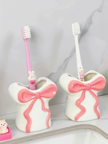 Hộp đựng bàn chải đánh răng bằng nhựa resin đáng yêu và được thiết kế sáng tạo này, với điểm nhấn là chiếc nơ ruy băng, có thể dùng để đựng bàn chải đánh răng, kem đánh răng và cọ trang điểm. Đây là một phụ kiện gia đình và phòng tắm vô cùng thiết thực, đồng thời cũng là một lựa chọn tuyệt vời cho quà tặng dịp lễ. - Nhiều màu - Xem 9