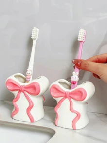 Hộp đựng bàn chải đánh răng bằng nhựa resin đáng yêu và được thiết kế sáng tạo này, với điểm nhấn là chiếc nơ ruy băng, có thể dùng để đựng bàn chải đánh răng, kem đánh răng và cọ trang điểm. Đây là một phụ kiện gia đình và phòng tắm vô cùng thiết thực, đồng thời cũng là một lựa chọn tuyệt vời cho quà tặng dịp lễ. - Nhiều màu - Xem 7