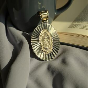 Medalla o Dije de la Virgen Ovalada en Oro 10k con acabado Facetado
