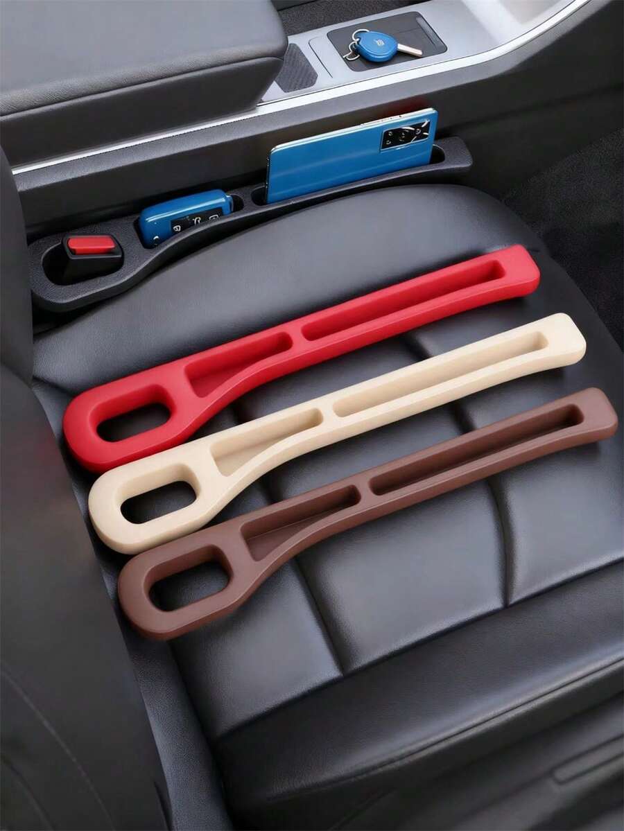 2 件装汽车座椅缝隙储物盒，采用防摔防漏双槽设计，耐磨降噪，可收纳手机、钥匙、硬币、太阳镜和小配件，是保持车内整洁的优质内饰配件，通用尺寸，适用于大多数车型，节省空间，结构坚固，防滑垫设计，安装简便，方便整理线缆，保持仪表盘整洁，方便驾驶员收纳物品，可放置在杯架区域，是理想的节日礼物和实用旅行必备品。
