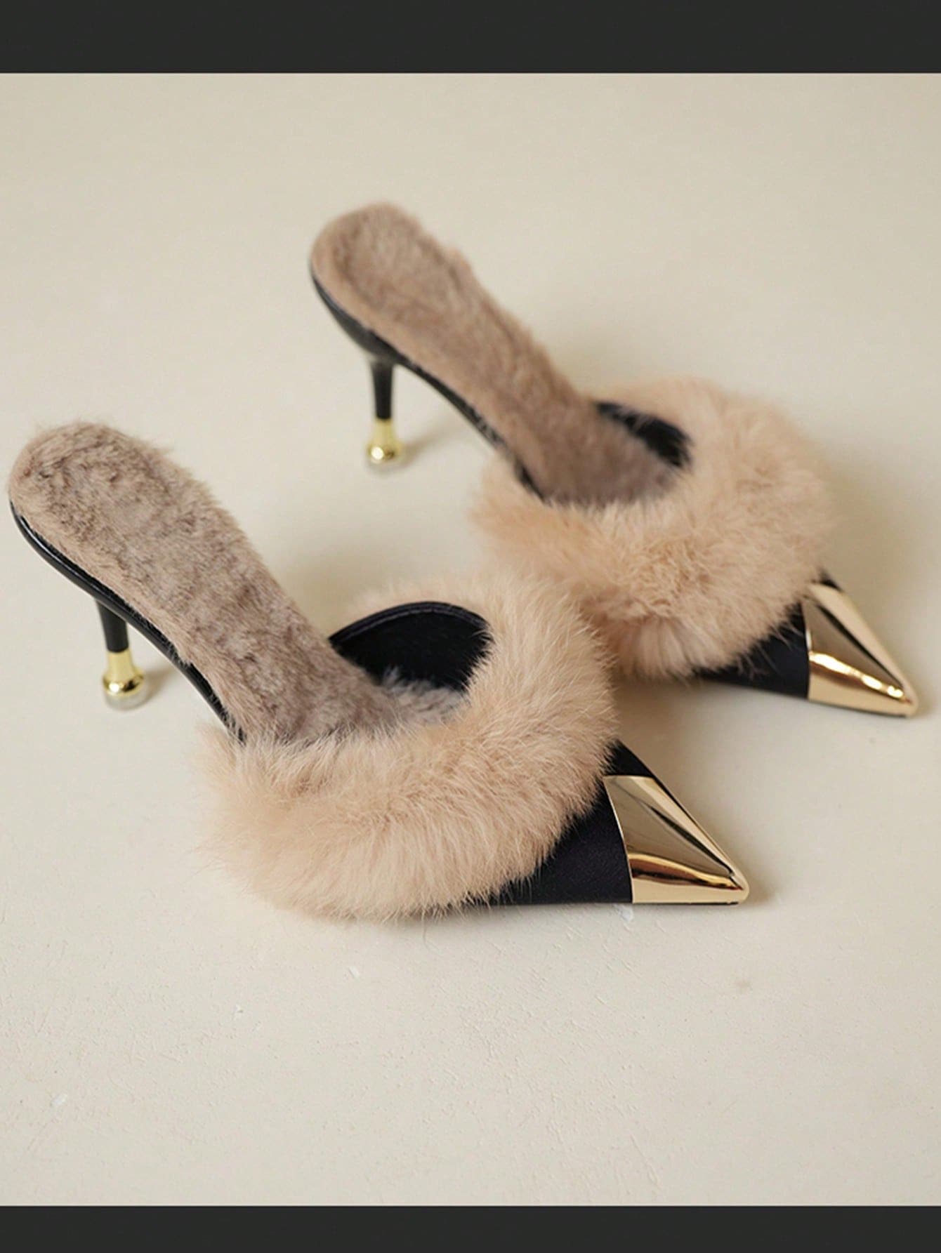 女士黑色高跟一脚蹬鞋，时尚金属头毛绒细高跟鞋，尖头穆勒鞋，性感优雅人造毛皮猫跟鞋，适合派对、夜店、婚礼等场合。