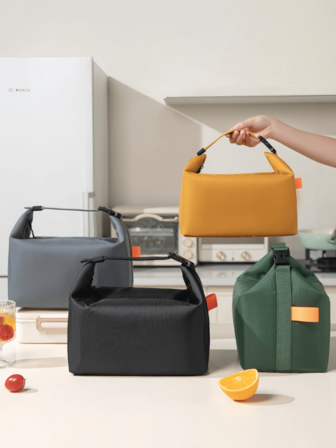 Esta bolsa de almuerzo aislada, plegable y de unicolor, presenta un diseño con un forro de lámina de aluminio reforzado y tela de Oxford de alta densidad, lo que la hace impermeable y duradera. También viene con una hebilla duradera para un agarre cómodo.