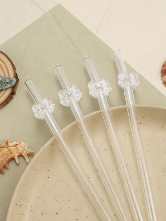 1支白色蝴蝶结玻璃吸管，优雅可重复使用的弯吸管，适用于咖啡、珍珠奶茶和冰饮。为庆祝活动和聚会营造节日氛围。是送给成年人的完美节日礼物。