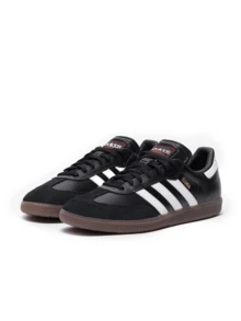 Adidas 这款 Samba 室内滑板鞋“黑白胶底”采用低帮设计，鞋底纤薄，是滑板风格的理想之选。鞋面采用优质皮革，搭配传统系带，兼具耐用性和经典的足球美学。圆头和平底鞋跟确保了舒适性和支撑性。 - 黑色 - 查看 2