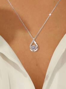 1件925纯银水滴吊坠项链，女士百搭奢华立方氧化锆镶嵌锁骨链，适合日常佩戴和通勤，时尚项链礼品