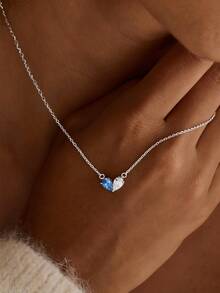心形诞生石项链，简约优雅，采用金色不锈钢材质，适合女性佩戴，是周年纪念日、生日、圣诞节的理想礼物，也是送给母亲的完美之选。