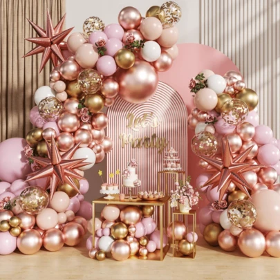 Este conjunto de decoração inclui 144 balões e flores, sendo perfeito para decorar festas e banquetes.