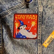 3pcs Stay Rad Magician Embroidered Patches - Humorous & Inspiring Iron-On/Sew-On Appliques With Wizard Hat & Stars Design, Red Background With Blue & Yellow Accents For Jackets, Hats, Bags - Perfect Gift For Magicians, Themed Events, Graduation, Carnival - Durable Fabric Patches For Clothing & Accessories - 彩色 - 查看 4