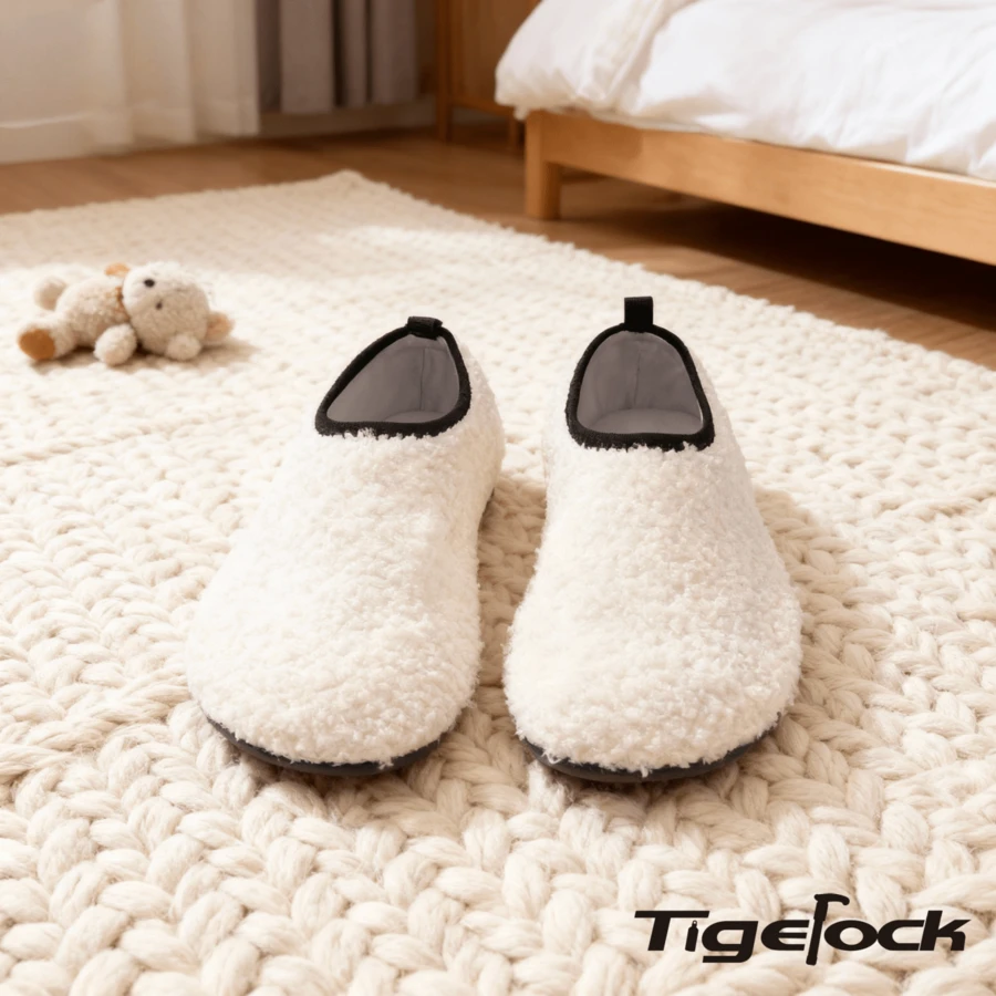 TIGEROCK - Pantoufles de maison doublées de peluche pour femmes, semelle souple, confortable et pratique pour le port intérieur - Beige - Voir 1