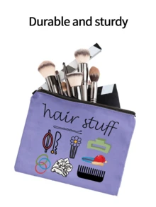 Ce sac de maquillage de voyage présente des imprimés de peignes, de bandeaux, de pinces à cheveux et d'élastiques, et peut être utilisé comme sac de rangement de voyage pour le shampooing, les articles de toilette et d'autres articles. Léger et portable, il convient aux activités de plein air et peut être utilisé comme sac de toilette, sac à main ou sac de rangement de salle de bain, convenant aux voyages d'affaires, aux vacances et aux activités de plein air. C'est également un excellent cadeau pour les femmes. - Multicolore - Voir 3