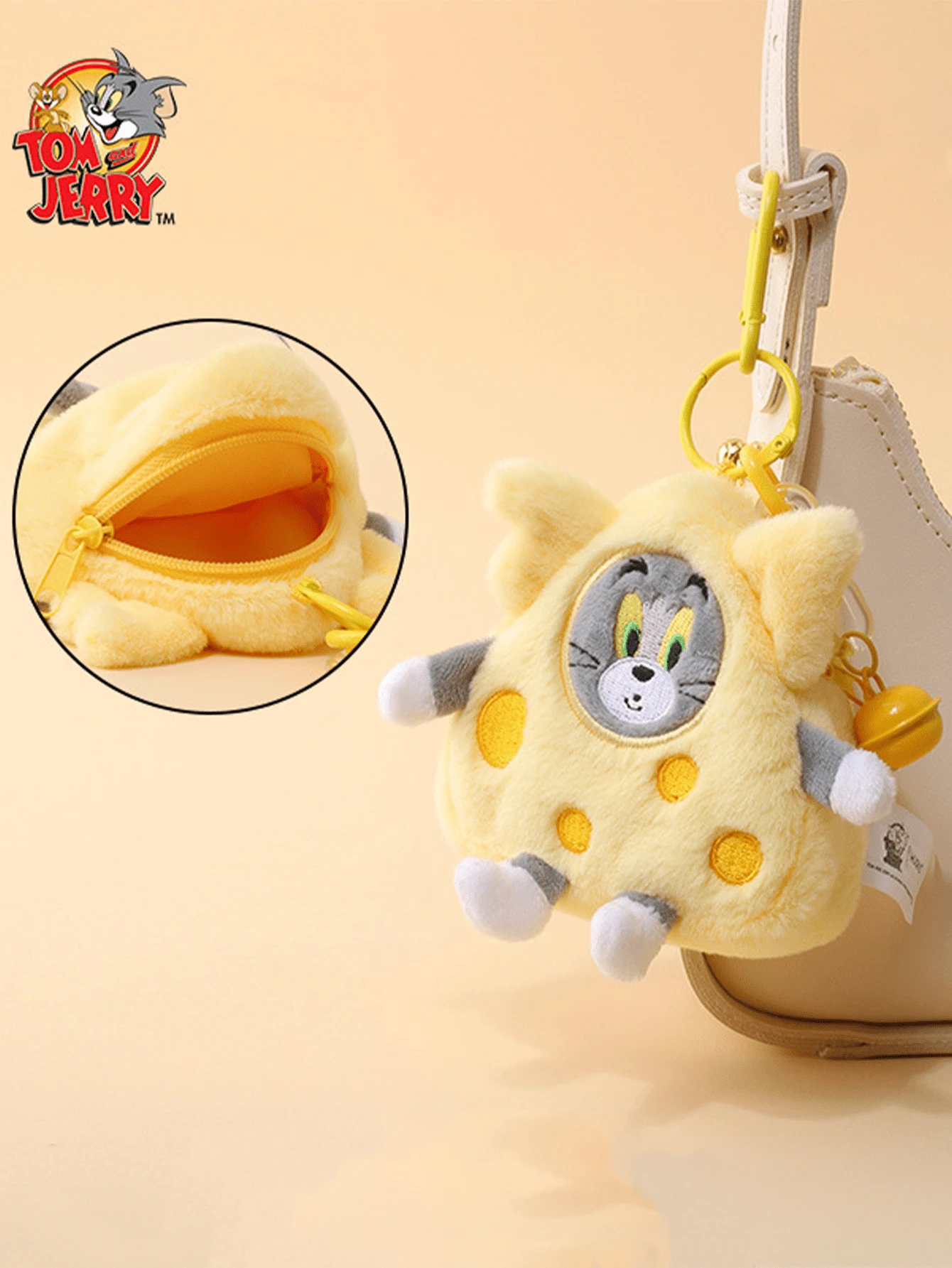 Móc khóa Tom & Jerry nhồi bông phô mai - Phiên bản Tom. Móc khóa Tom & Jerry nhồi bông được cấp phép - Thiết kế phô mai với ngăn chứa đồ ẩn, chất liệu vải bền và mềm mại, thích hợp để đựng chìa khóa và túi xách. Món quà hoàn hảo cho người hâm mộ và trẻ em, phụ kiện tiện dụng và đáng yêu để sử dụng hàng ngày.