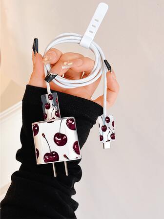 Skyddsfodral för laddningskabel med sött körsbärsmönster, kompatibel med 20W Apple Charger, minimalistiskt Apple Charger-skyddsfodral, passar 20W telefon 15/16 Pro Max laddningskabelskydd, reptålig, bittålig, lämplig för 13/14 plus Halloween, julklappar till pojkvän/flickvän, 17/17 PROMAX/AIR