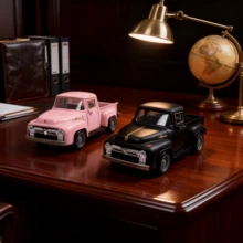 经典复古风格皮卡车模型装饰品。车身采用合金材质，饰以金色流线型饰条。尺寸：11厘米/4.33英寸 * 4.5厘米/1.77英寸 * 4.0厘米/1.57英寸。金属质感凸显其独特风格，既可作为家居装饰，亦是极具收藏价值的佳品。非常适合装饰家居或办公桌，也是馈赠亲朋好友的理想之选。房间装饰 家居装饰摆件 家居微缩模型 - 彩色 - 查看 10
