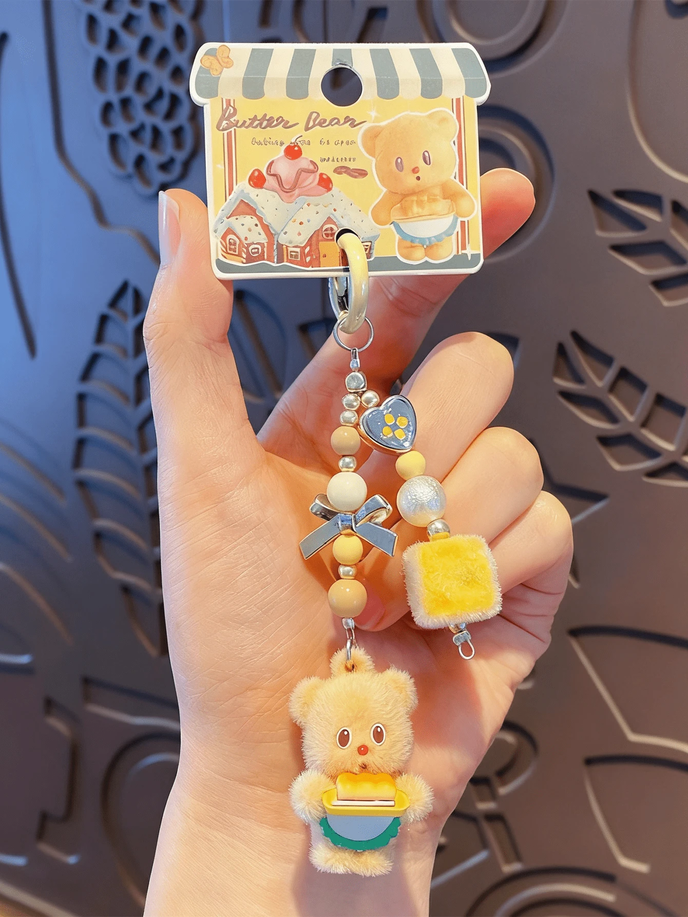 Móc khóa hình vuông bằng nỉ hình gấu bơ, chất liệu vải nhung mềm mại, gấu cầm khối lập phương màu vàng + khay màu xanh lá cây, trang trí bằng hạt gỗ + mặt dây chuyền bạc + nơ, tay nghề thủ công tinh tế & chi tiết tinh tế, cảm giác ấm áp dễ thương, mặt dây chuyền túi đa năng & phụ kiện chìa khóa, lý tưởng cho người hâm mộ phim hoạt hình & thanh thiếu niên, quà tặng sinh nhật hoàn hảo, quà tặng bạn gái đáng yêu & quà tặng cho người yêu & bạn bè