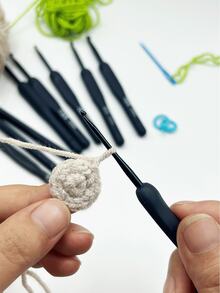 4件套蓝色钩针套装，包含1个硅胶柄钩针、1根7厘米蓝色塑料针、2个蓝色记号扣，一套完整的初学者钩针工具套装。 - 藏蓝色 - 查看 6