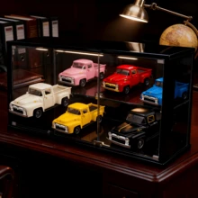 经典复古风格皮卡车模型装饰品。车身采用合金材质，饰以金色流线型饰条。尺寸：11厘米/4.33英寸 * 4.5厘米/1.77英寸 * 4.0厘米/1.57英寸。金属质感凸显其独特风格，既可作为家居装饰，亦是极具收藏价值的佳品。非常适合装饰家居或办公桌，也是馈赠亲朋好友的理想之选。房间装饰 家居装饰摆件 家居微缩模型 - 彩色 - 查看 2