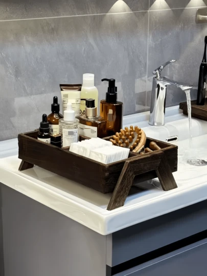 1个木质浴室梳妆托盘，可用于收纳护肤品、珠宝、香水等。
